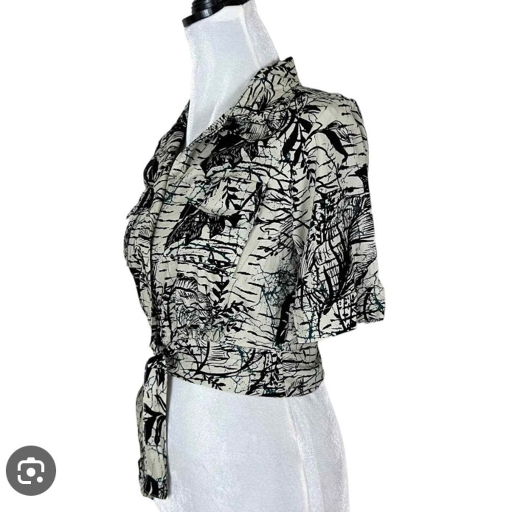 URBAN OUTFITTERS Fawn Printed Tie Front Crop Top in Black Motif - Picture 11 of 16